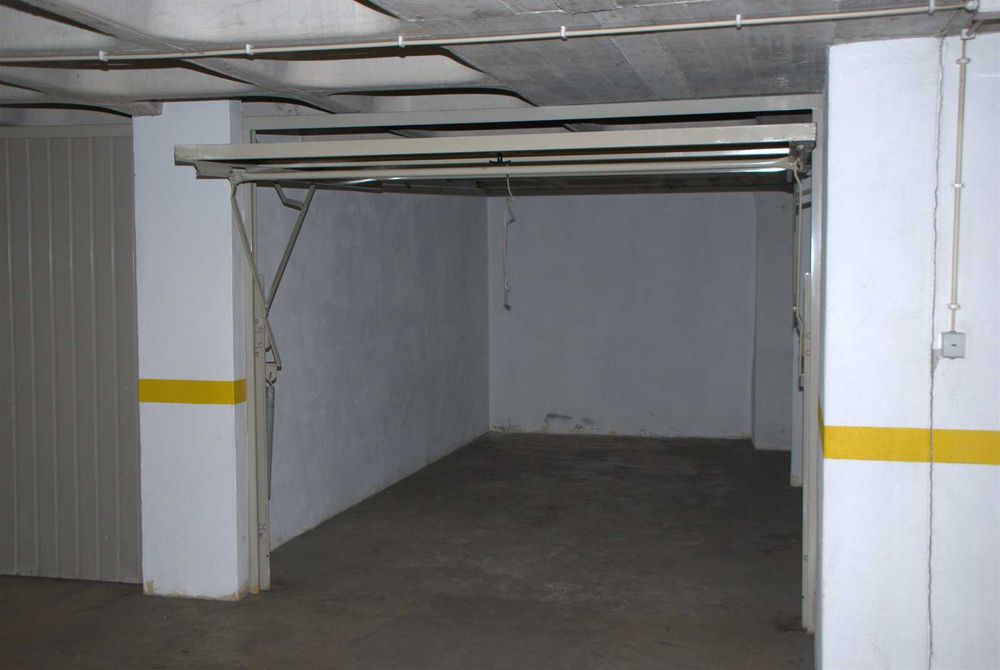 Garagem segura e sem humidade junto ao Portugal dos Pequenitos