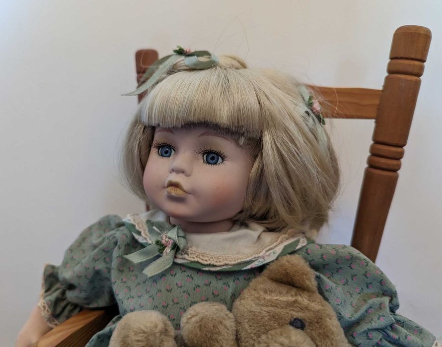 Boneca de Porcelana com Cadeira de Baloiço