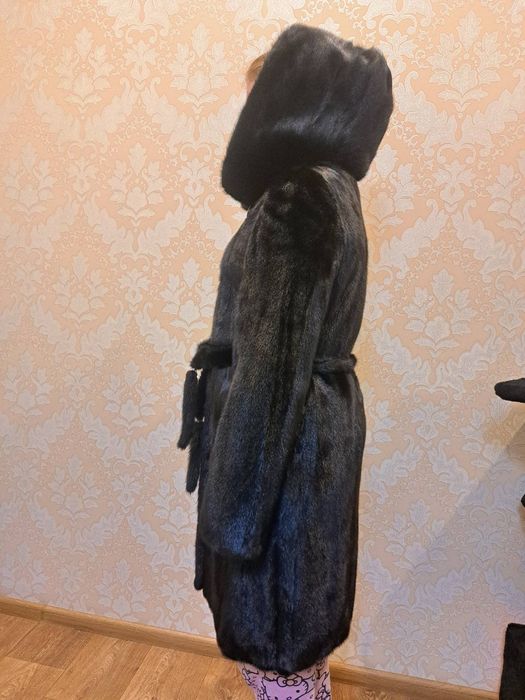 Норкова шуба з капюшоном.