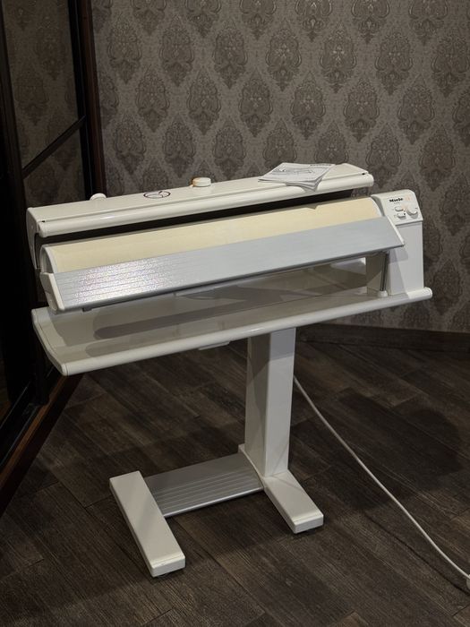 Прасувальний Каток Miele B 895 D з парою  ,хороший стан.