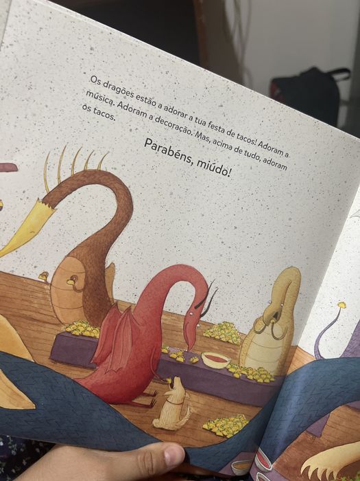 Livro Infantil Capa Dura / Os dragões adoram tacos