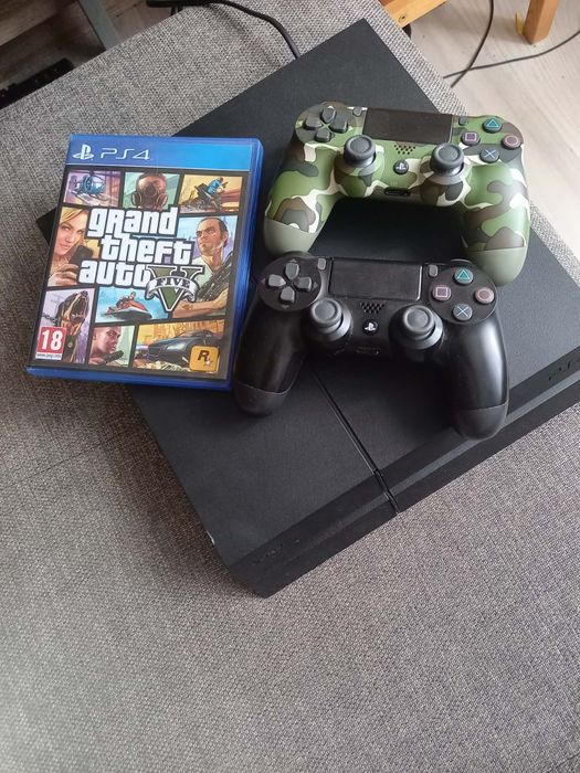 PS4 1Terabite+ 2 Pady