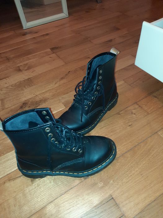 3 pares de calçado (Timberland, Dr Martens, Adidas)