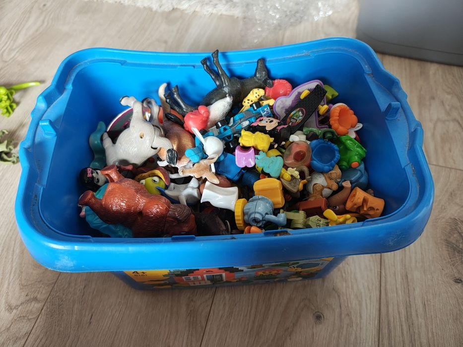zabawki, figurki kolekcjonerskie kinder