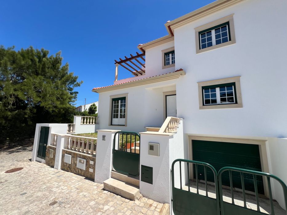 Moradia Geminada T5 em Salir do Porto com garagem ampla e terraço