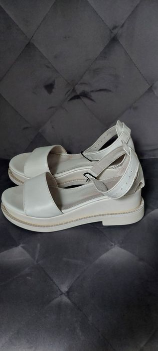 Літні білі босоніжки