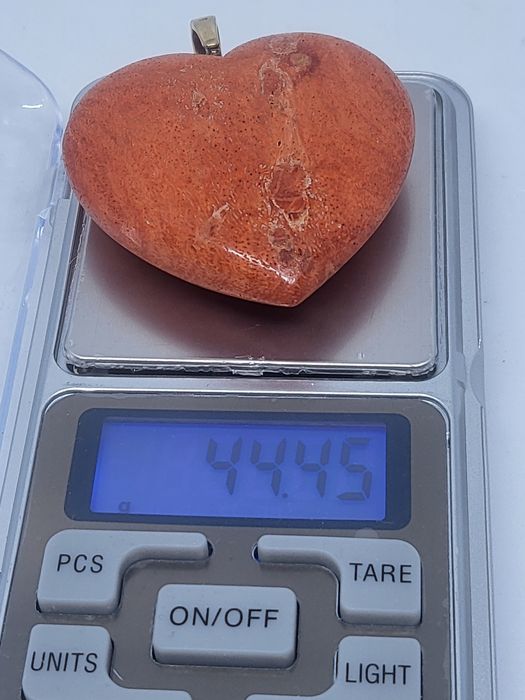 Кулон .подвеска коралловый