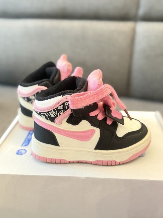 Кросівки для дівчинки весна