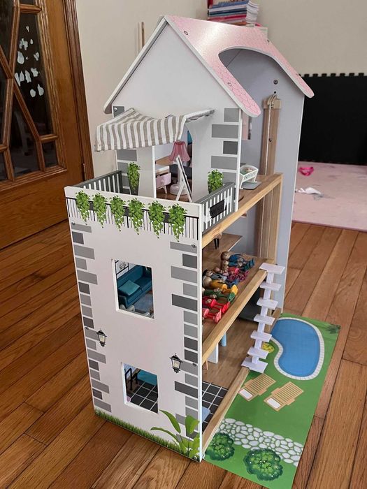 Casa de Bonecas Grande em Madeira com Elevador, Jardim/Piscina e Acessórios