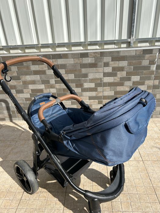 Carinho de bebe com ovo e cadeira