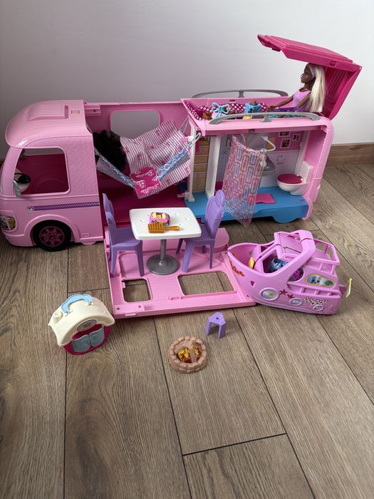 Zestaw dlanlalek Barbie. Kamper. Statek lalki