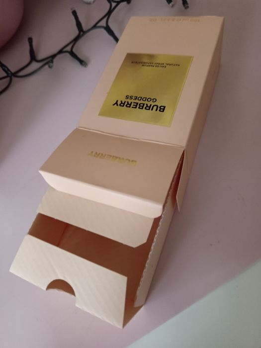 Pudełko po perfumach Burberry Goddes