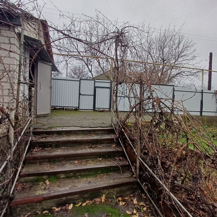 Продається будинок з усіма зручностями та жилою літнею кухнею.