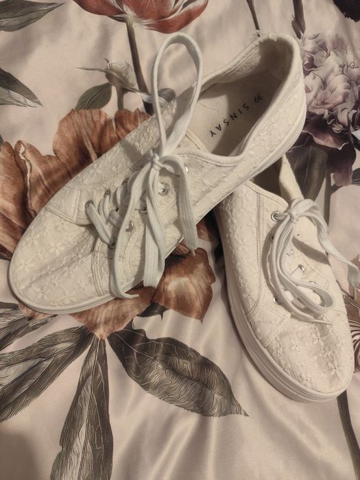 Białe tenisówki rozm.39