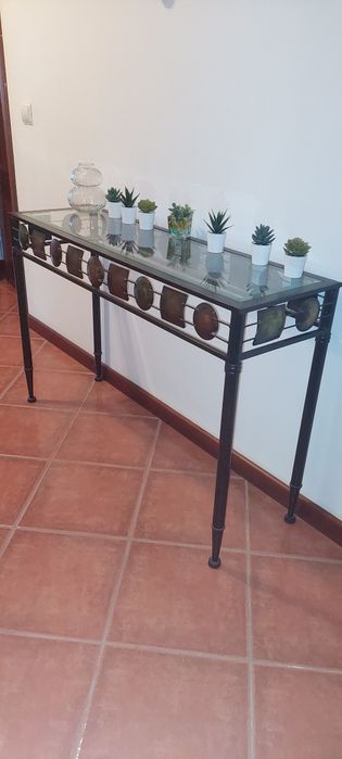 Mesa em ferro com vidro. Aparador para Hall de entrada
