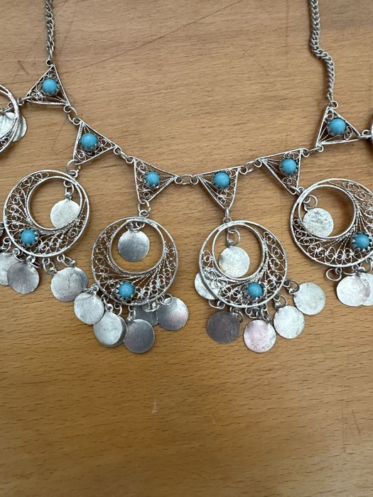 Colar prateado com pedras azuis turquesas do Egipto