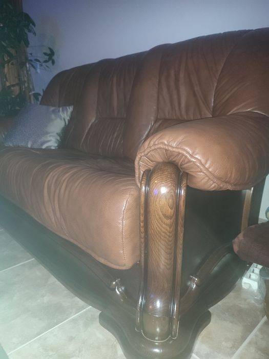 sofás castanhos em pele