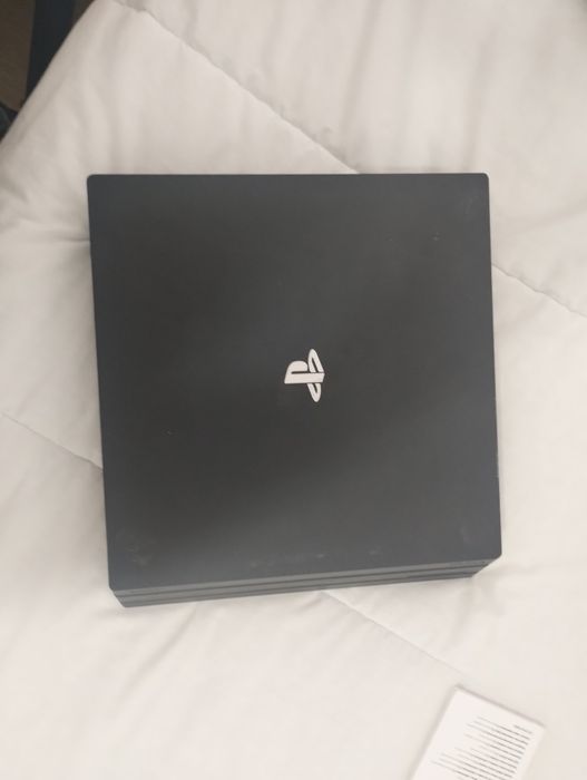 PS4 Pro + 12 Jogos + 2 Comandos + Câmara + Base de Carregamento