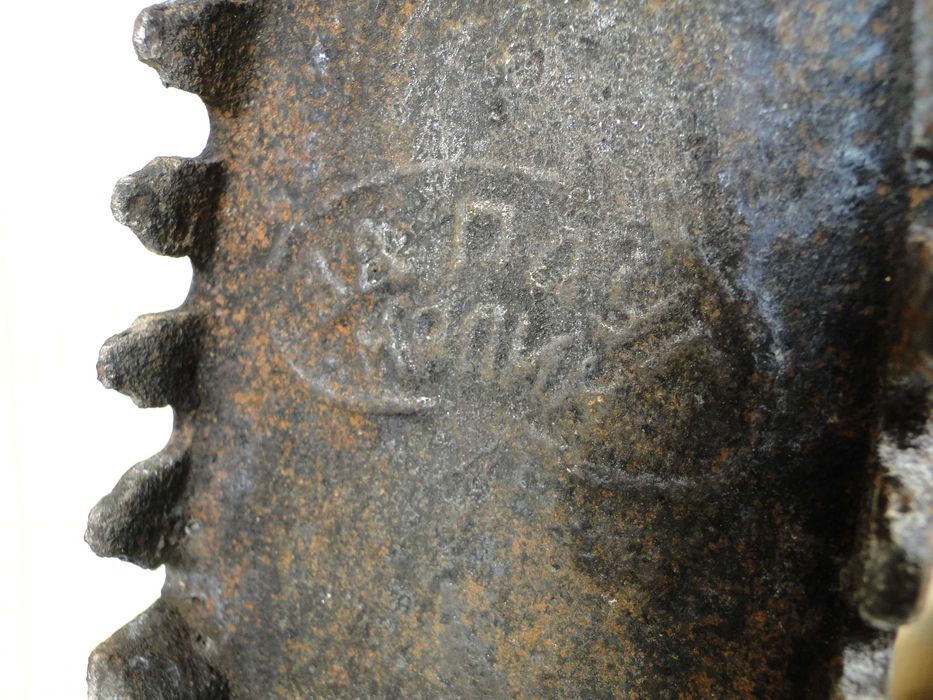 Утюг   чугунный .