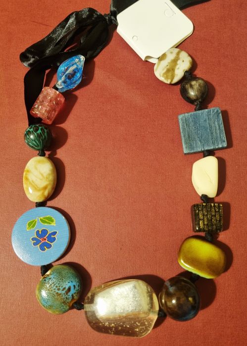 Colar com peças de vários materiais: pedra, acrílico e madeira.