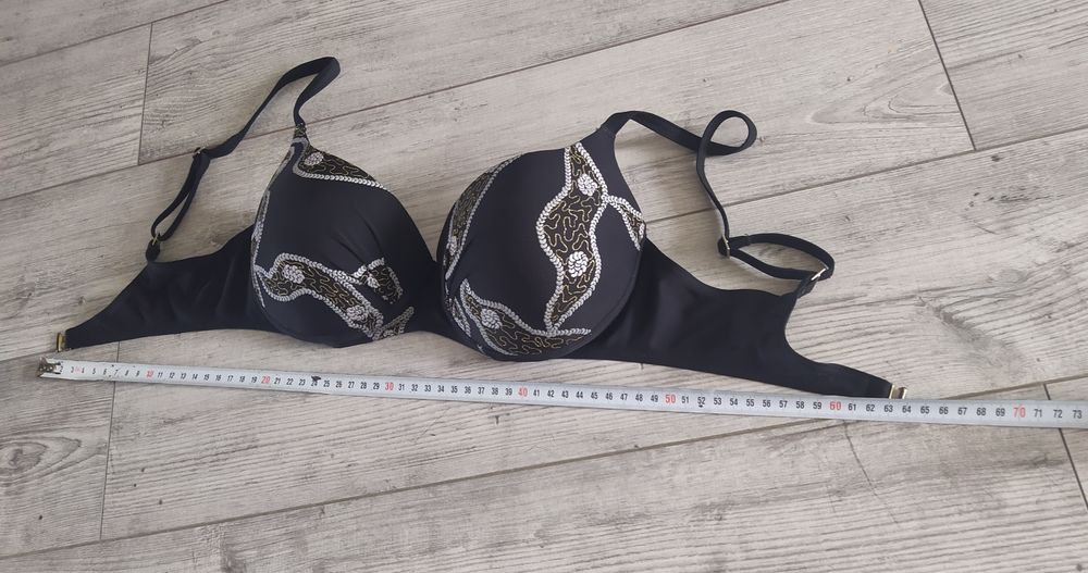 Dwa stroje kąpielowe damskie