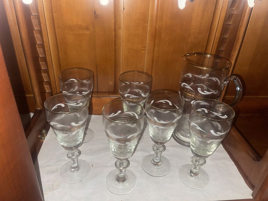 Vendo vários serviços de copos e peças decorativas