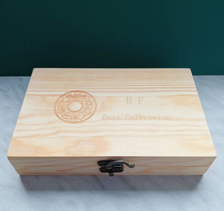 Drewniana skrzyneczka/pudełko na monety + 50  kapsli ochronnych.