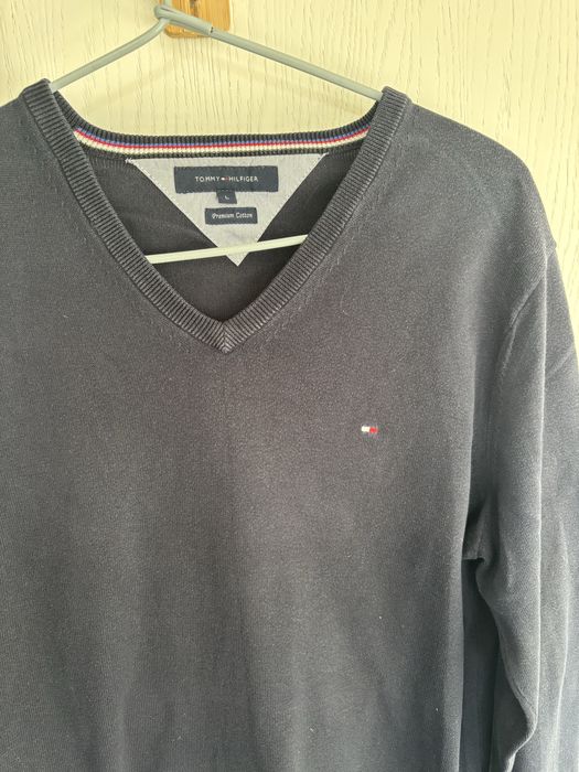 Granatowy sweterek w serek meski tommy hilfiger