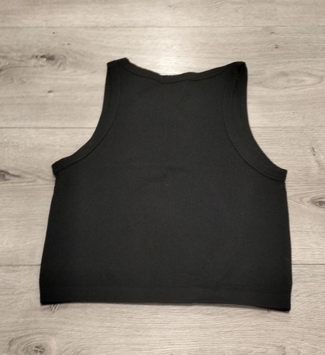 Czarny prążkowany top