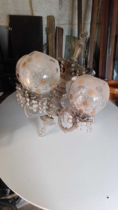 Candeeiro vintage dourado de 5 braços com globos de vidro