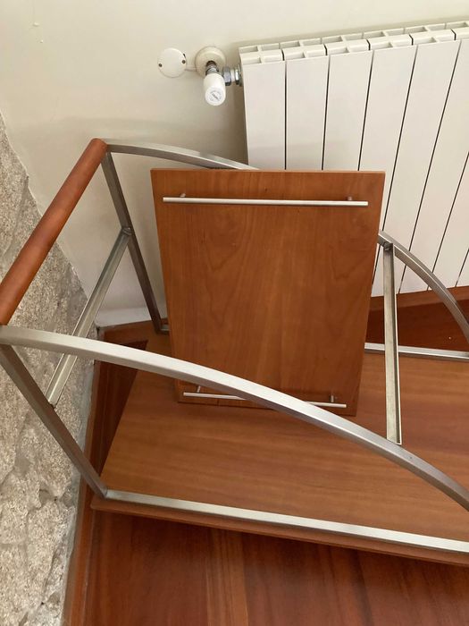 Carrinho de chá de madeira e aço inoxidável.