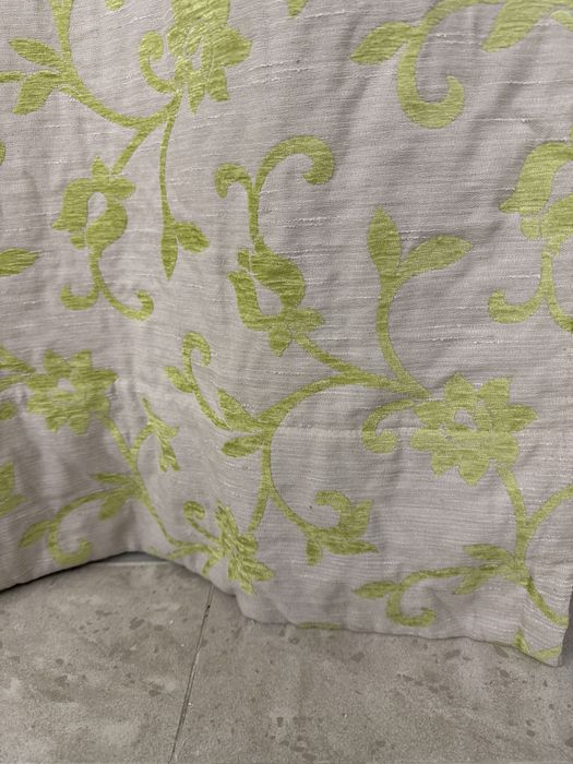 2 Cortinas bejes bordadas com flores verdes