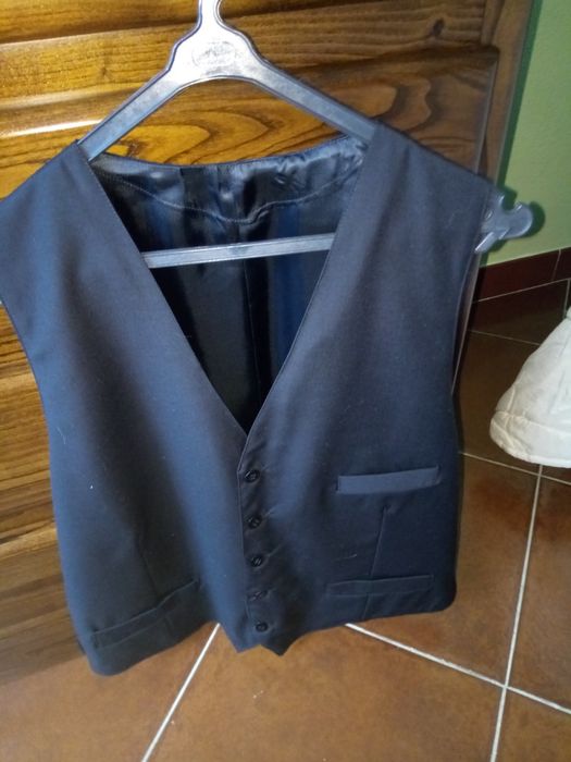 Dois Coletes de homem. Cor preto