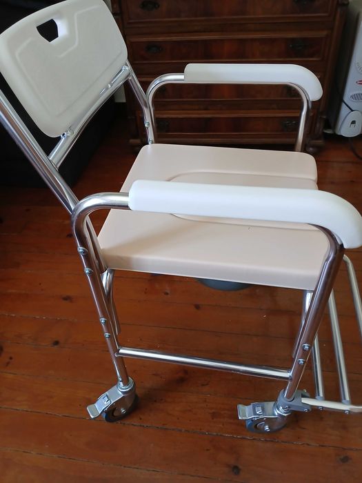 Cadeira com rodas para higiene, praticamente nova