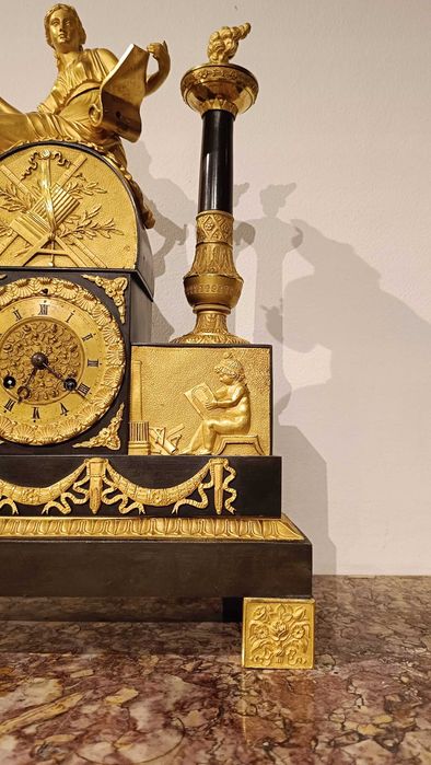 Piękny duży zegar kominkowy Empire. Początek XIX wieku. Polecam.