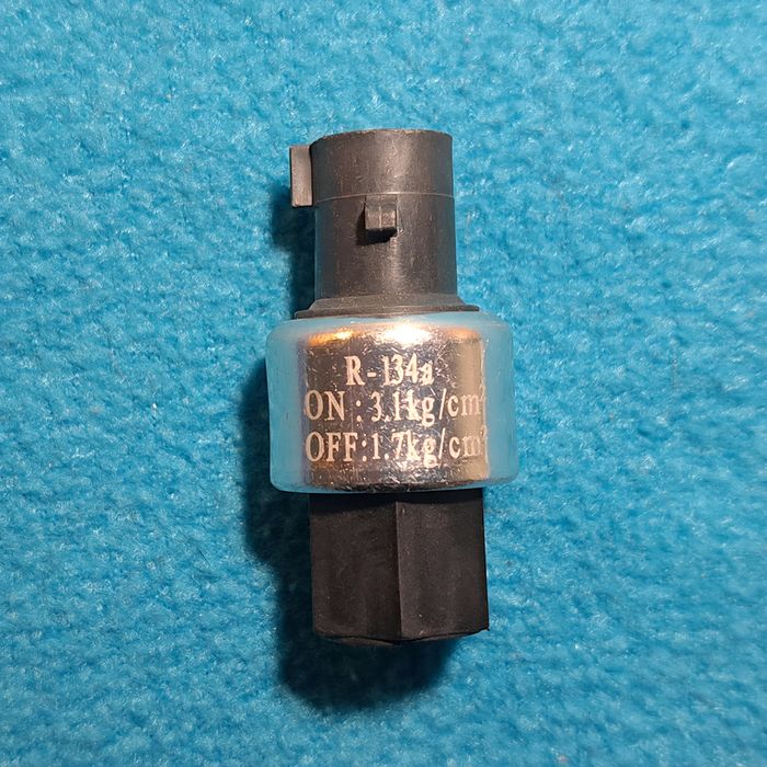 Датчик тиску кондиціонера Ford Mondeo на два тиску  зовнішня  різьба