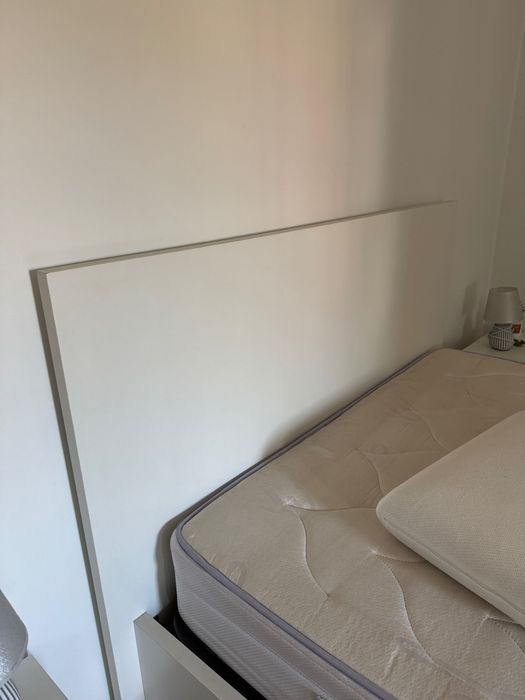 Cama de casal branca com estrado, colchão e 2 mesas de cabeceira