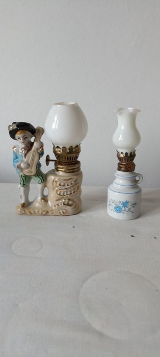 Bibelots vários antigos e chavenas de café antigas