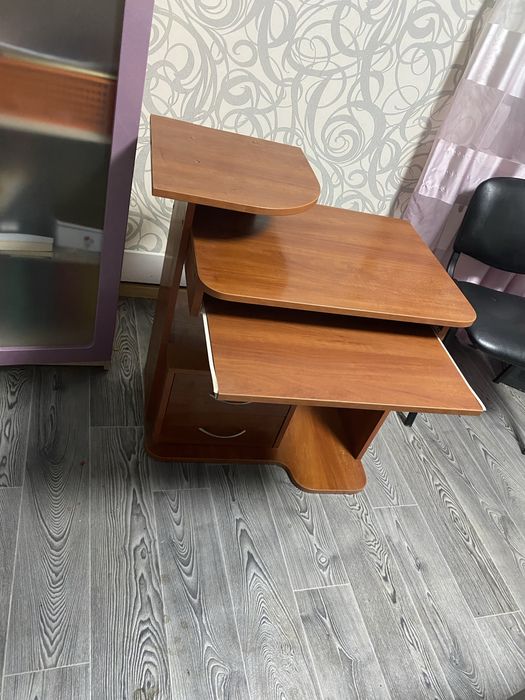 Компактний компютерний столик