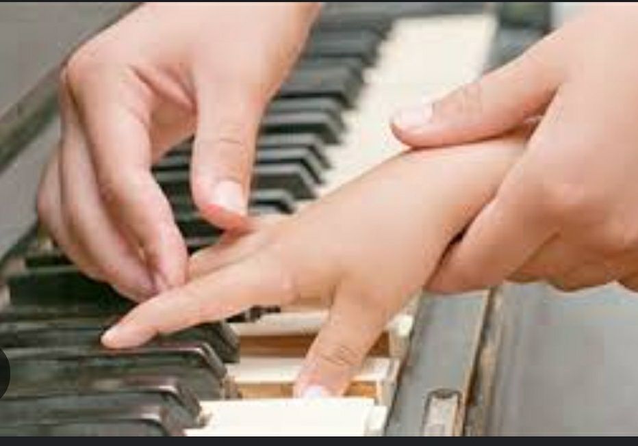 Навчаю грі на фортепіано