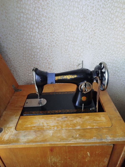 Продам швейну машинку