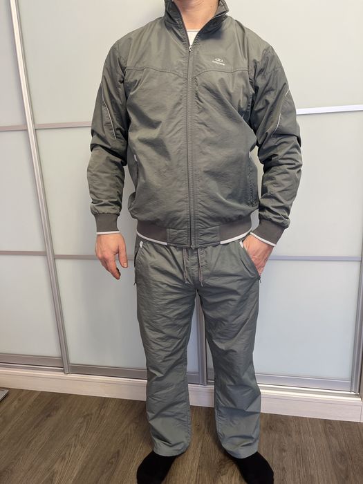 Чоловічий спортивний костюм