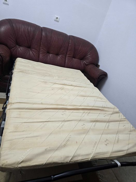 Sofá em pele com cama