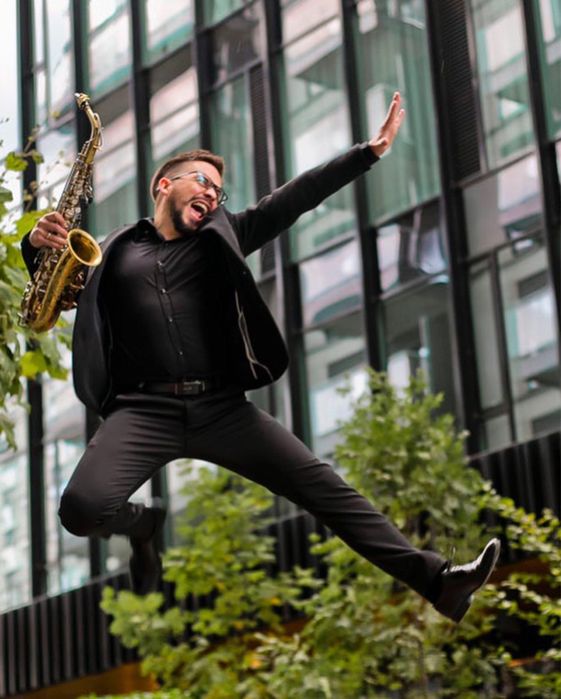 Dj, wodzirej, saksofonista na wesele w dobrym stylu. Saksofon