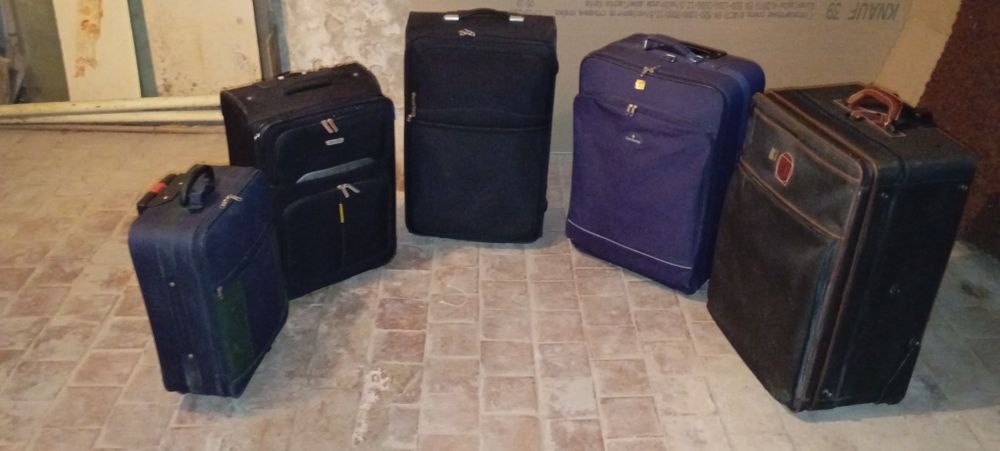 Чемодан на колесиках.