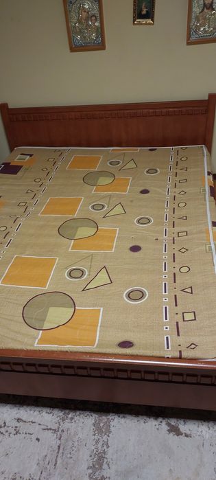 Продам двоспальне  ліжко у хорошому стані