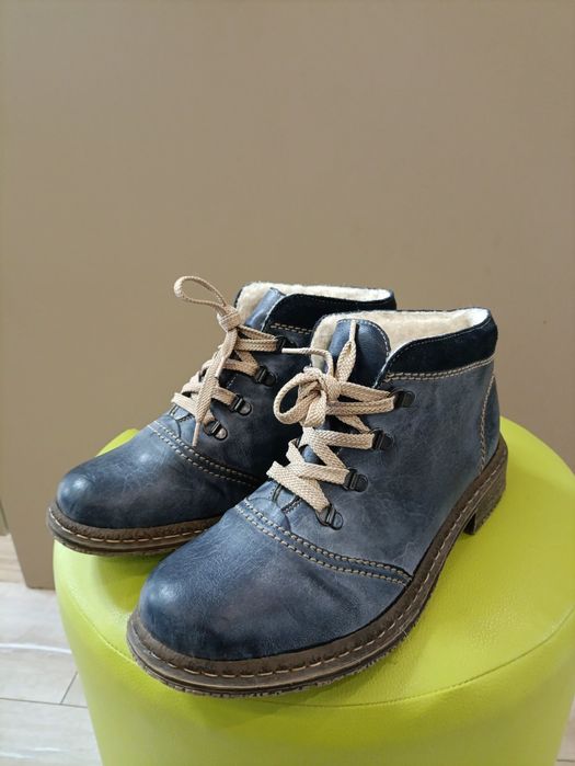 Жіночі зимові черевики.