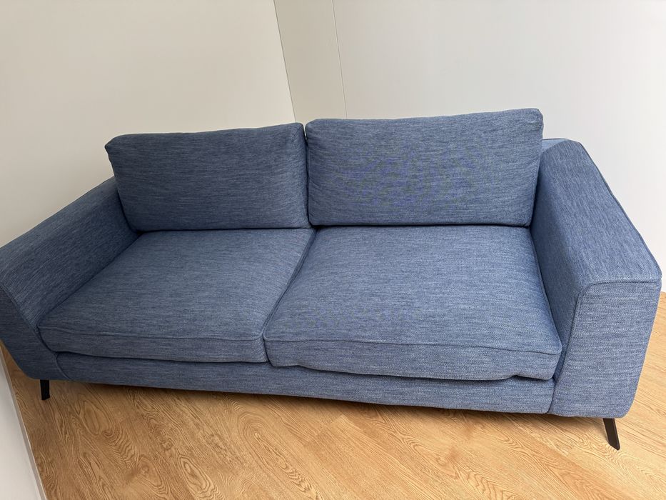 Nowoczesna niebieska sofa