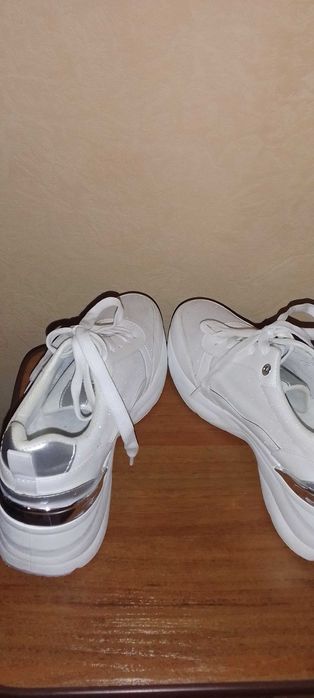 Продам Жіночі кросівки нові, розмір 39-40