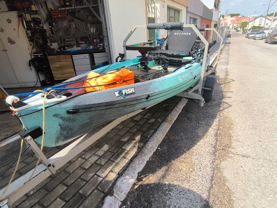 Kayak a motor a gasolina marca Nucanoe para pesca